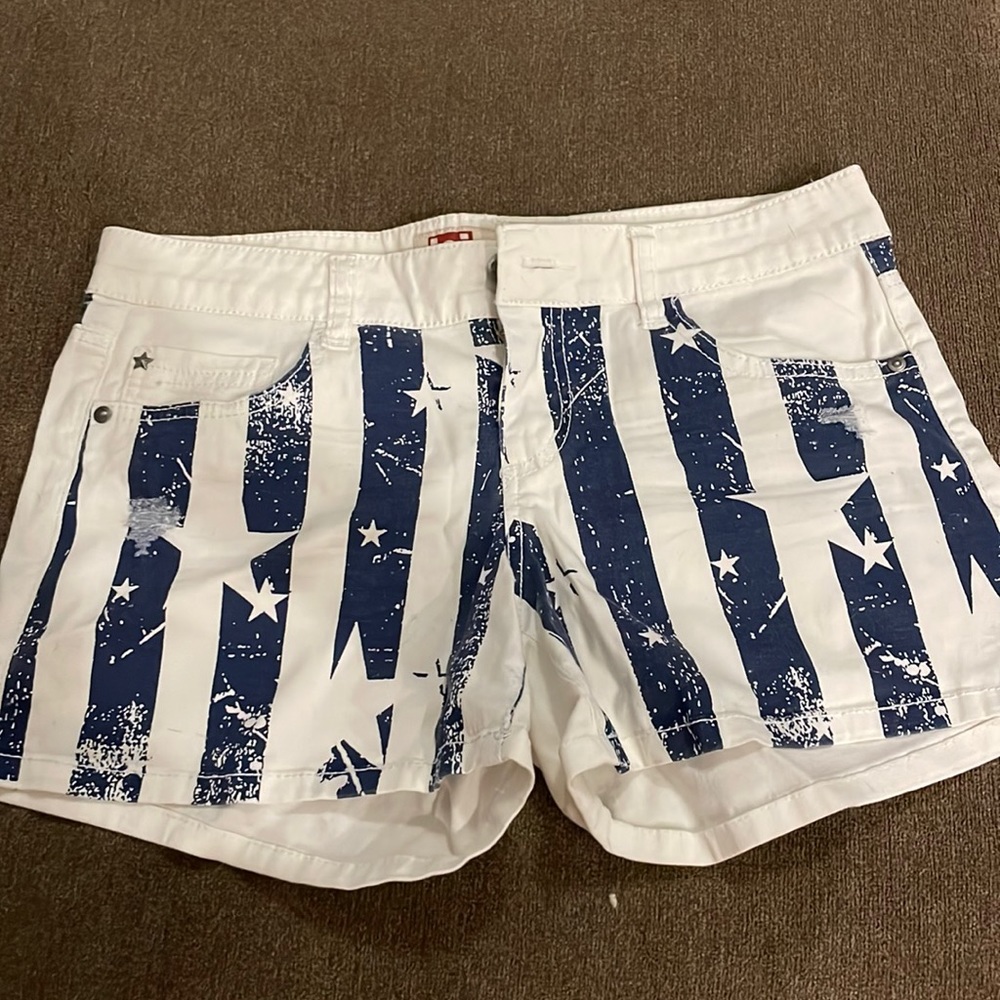 LEI flag shorts. 90s style